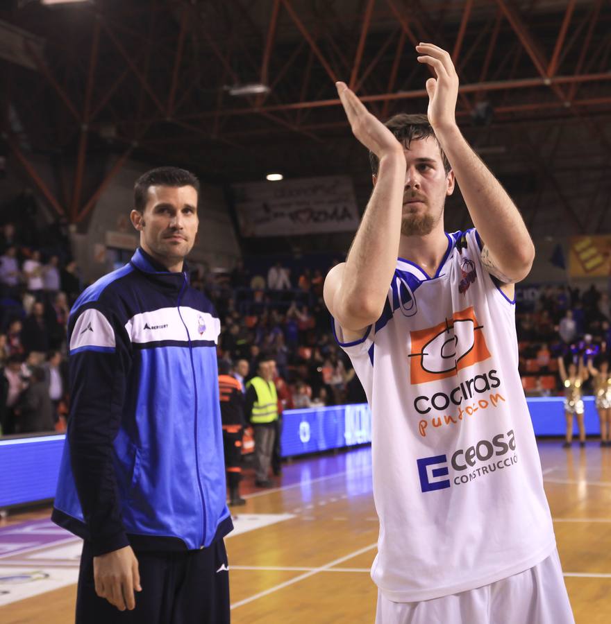 Pasión en la cancha y entre el público durante el Burgos-Cocinas.com (II)