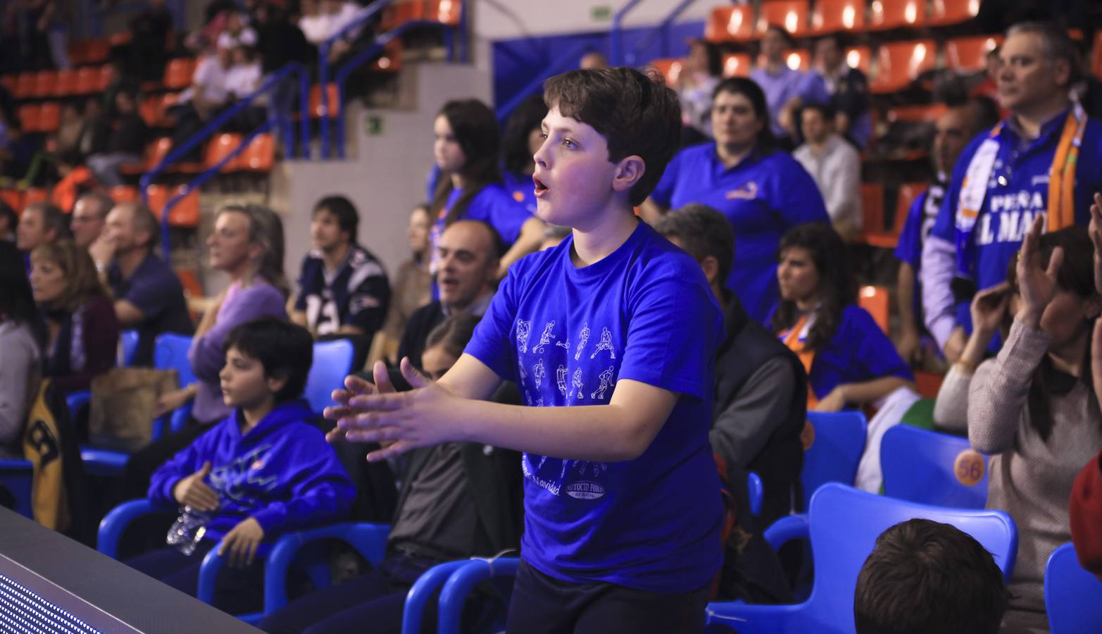 Pasión en la cancha y entre el público durante el Burgos-Cocinas.com (II)