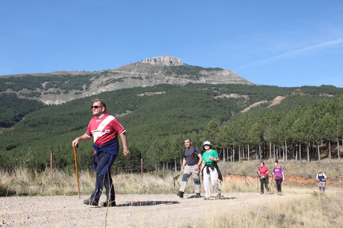 Arnedanos y visitantes participan en la marcha a Isasa