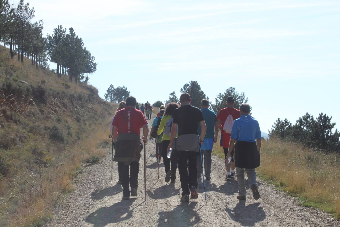 Arnedanos y visitantes participan en la marcha a Isasa