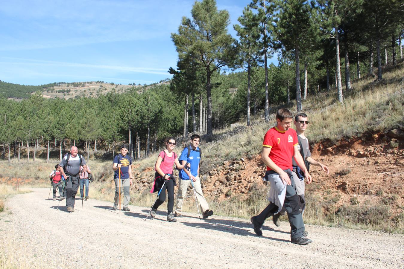 Arnedanos y visitantes participan en la marcha a Isasa