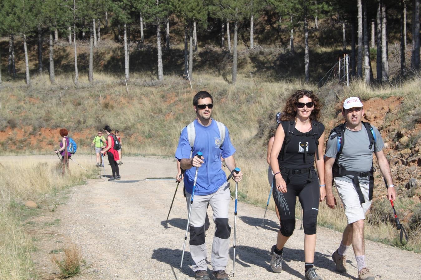 Arnedanos y visitantes participan en la marcha a Isasa