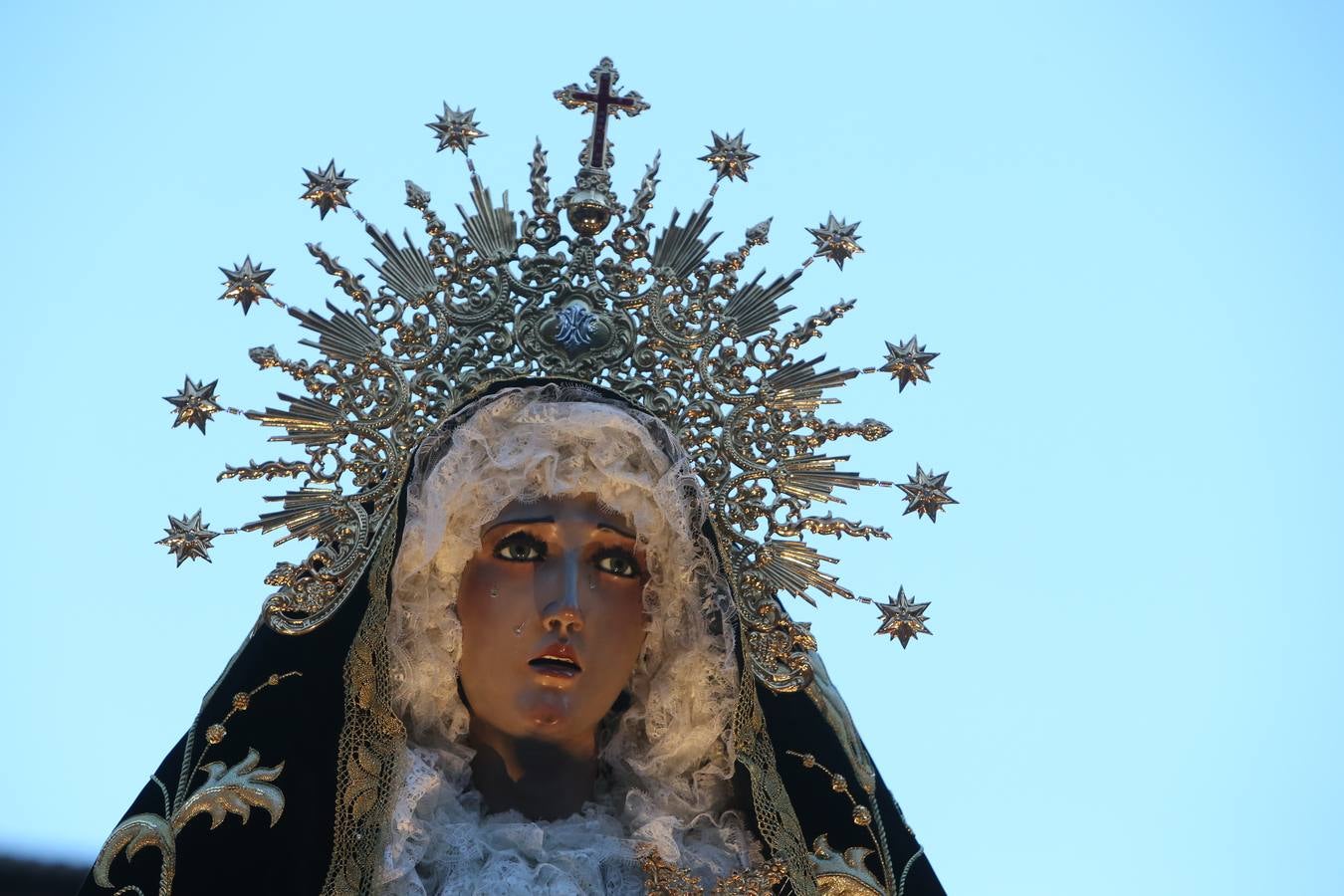 La cofradía de la Santa Cruz procesionó con el Santo Rosario del Dolor