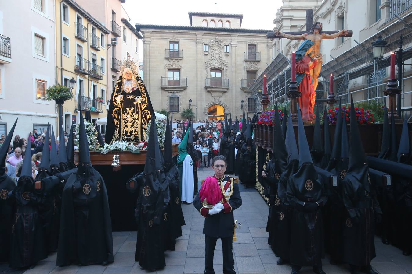 La cofradía de la Santa Cruz procesionó con el Santo Rosario del Dolor