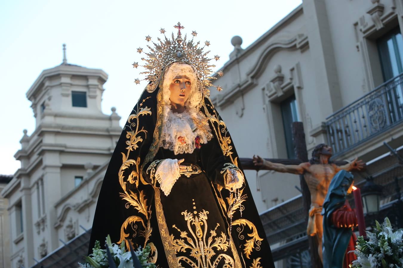 La cofradía de la Santa Cruz procesionó con el Santo Rosario del Dolor