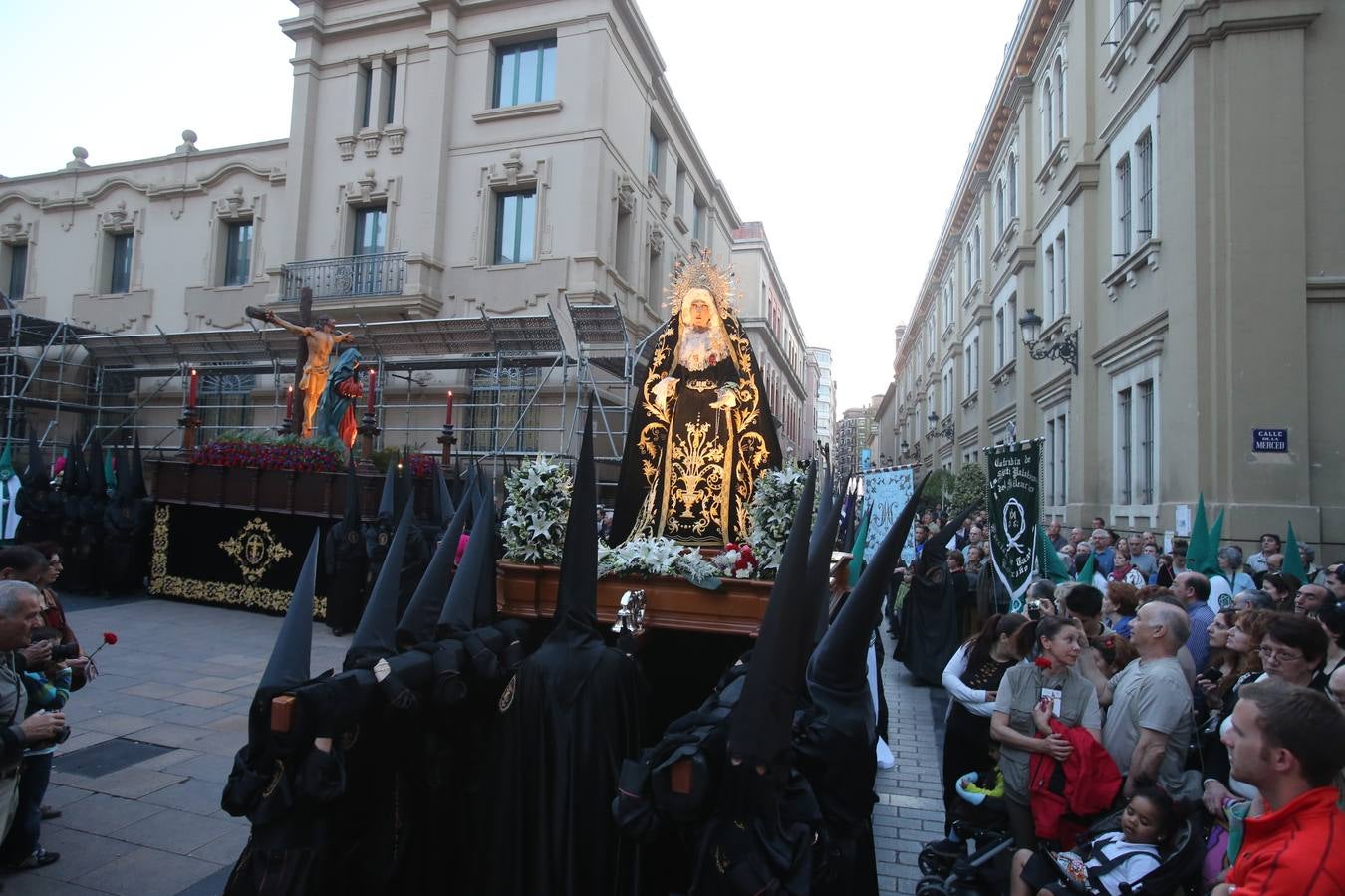 La cofradía de la Santa Cruz procesionó con el Santo Rosario del Dolor