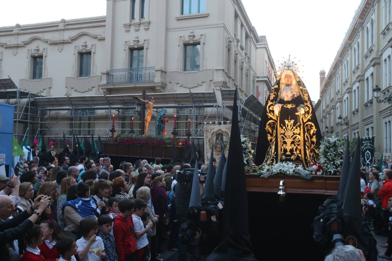 La cofradía de la Santa Cruz procesionó con el Santo Rosario del Dolor