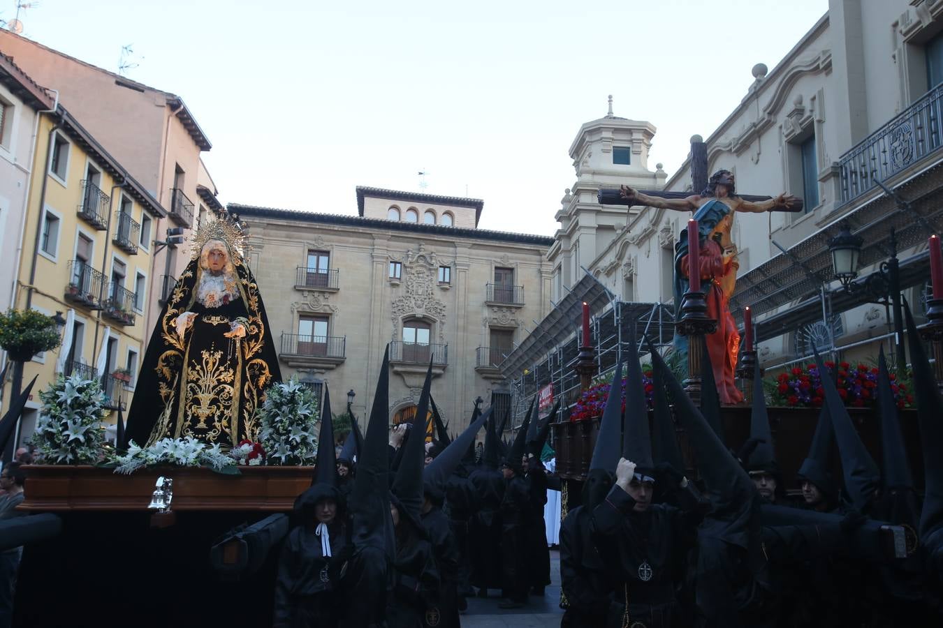 La cofradía de la Santa Cruz procesionó con el Santo Rosario del Dolor