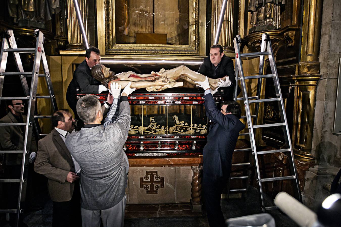 Centenares de logroñeses en la limpieza del Santo Sepulcro