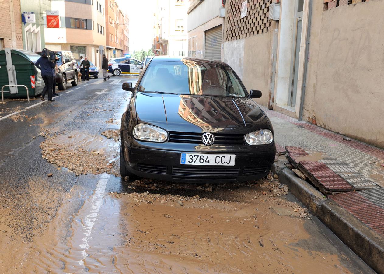 Reventón de una tubería en la calle Beratúa