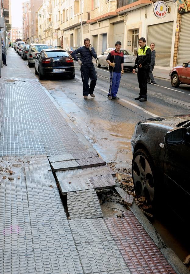 Reventón de una tubería en la calle Beratúa