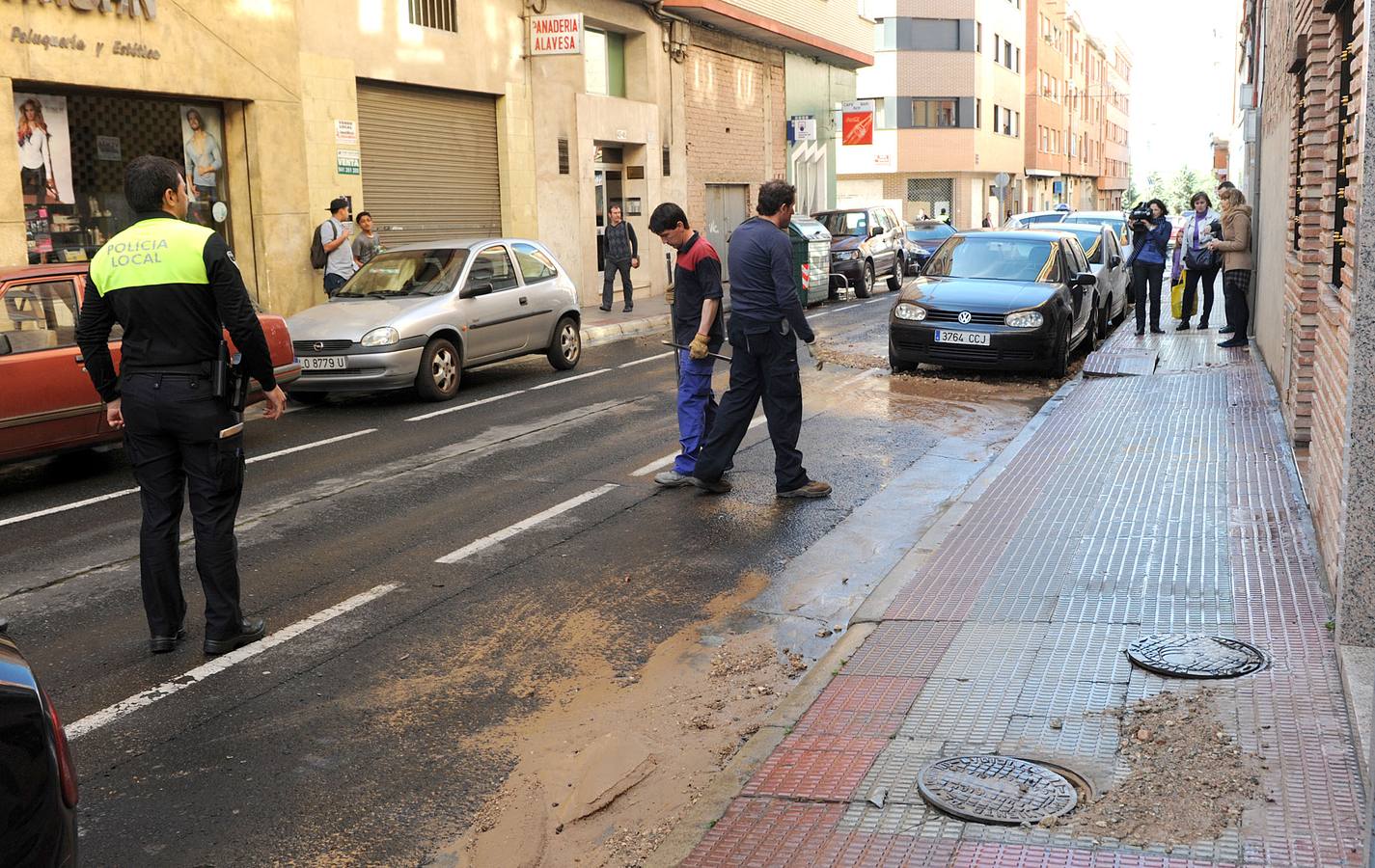 Reventón de una tubería en la calle Beratúa