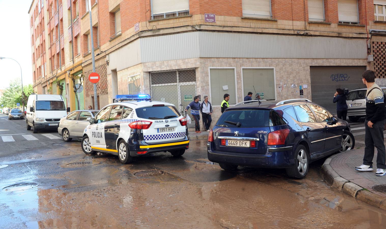 Reventón de una tubería en la calle Beratúa