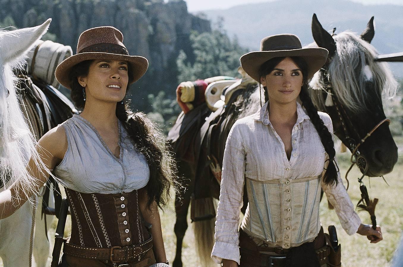 Penélope Cruz, junto a Salma Hayek, en 'Bandidas'.