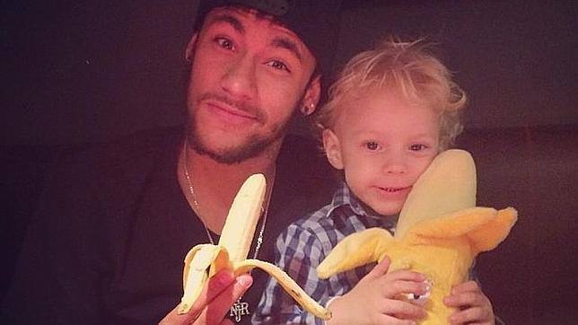 Neymar y su hijo.. Deportistas y otros personajes conocidos se han sumado a Neymar en su apoyo a Dani Alves tras el gesto racista que recibió en Villarreal cuando le lanzaron un plátano durante el encuentro.