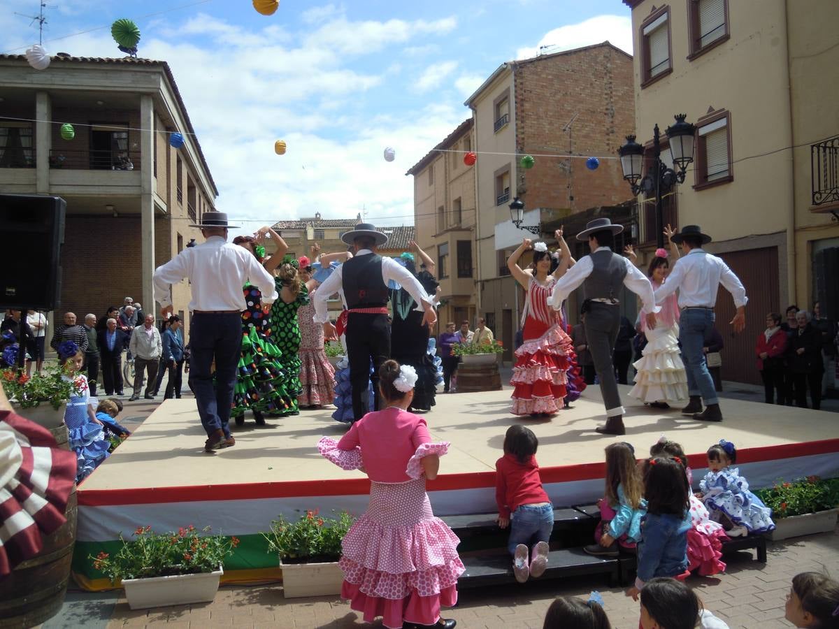 Los rinconeros bailan por sevillanas