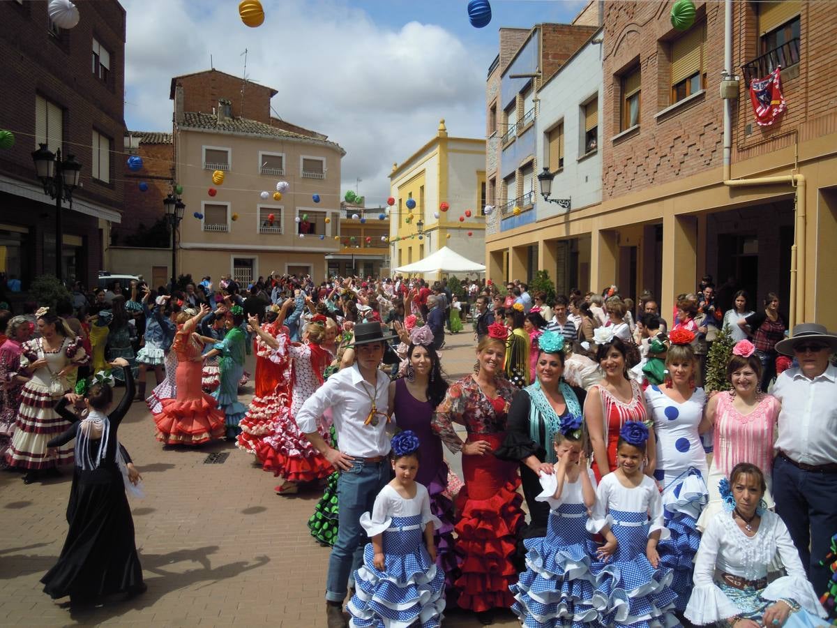 Los rinconeros bailan por sevillanas