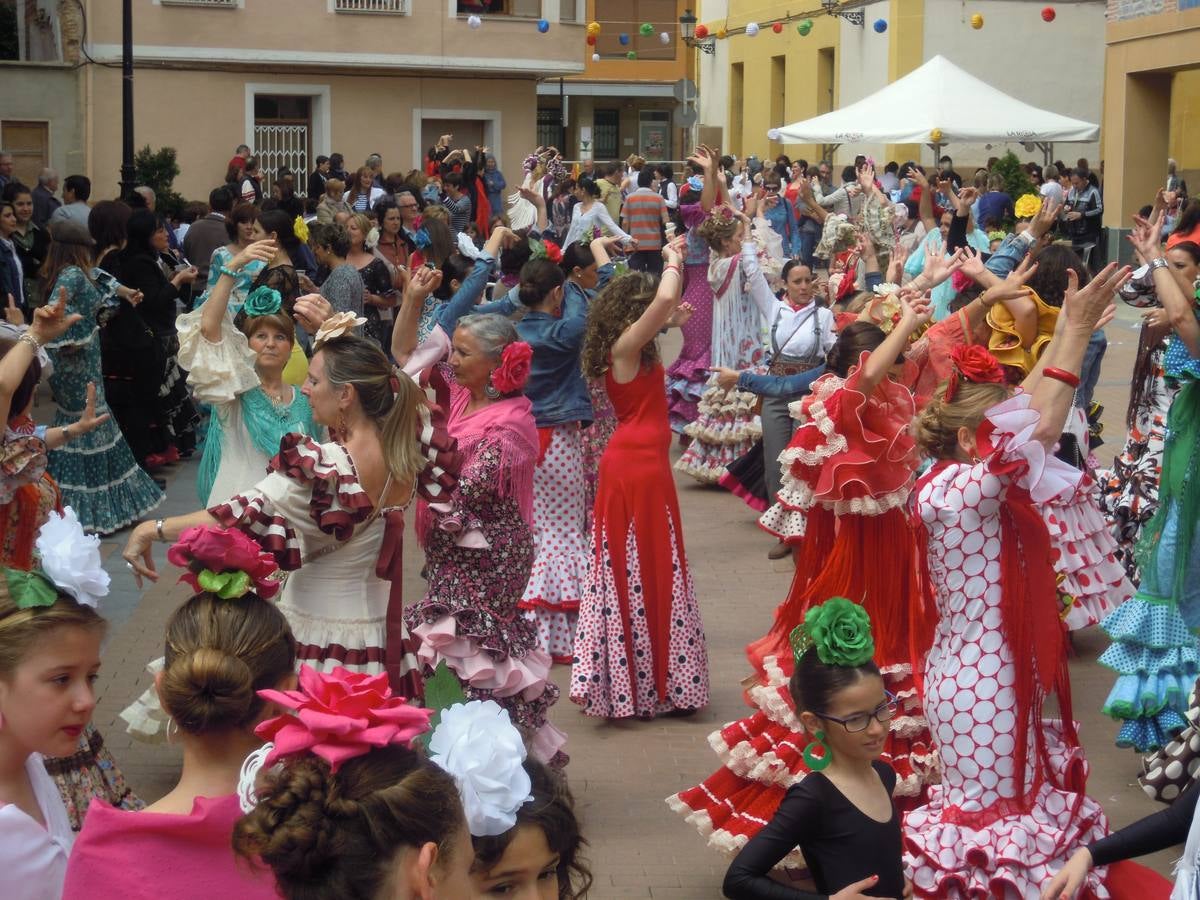 Los rinconeros bailan por sevillanas