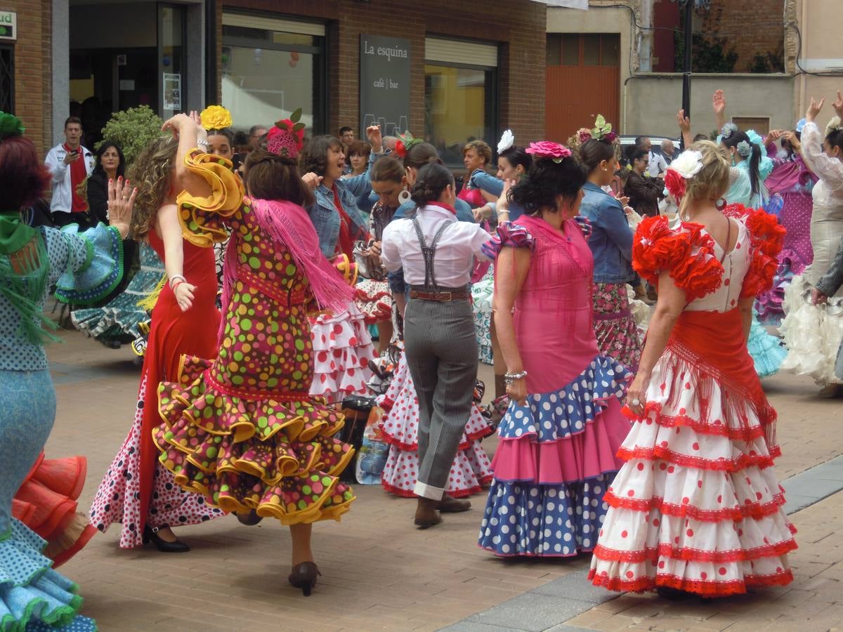 Los rinconeros bailan por sevillanas