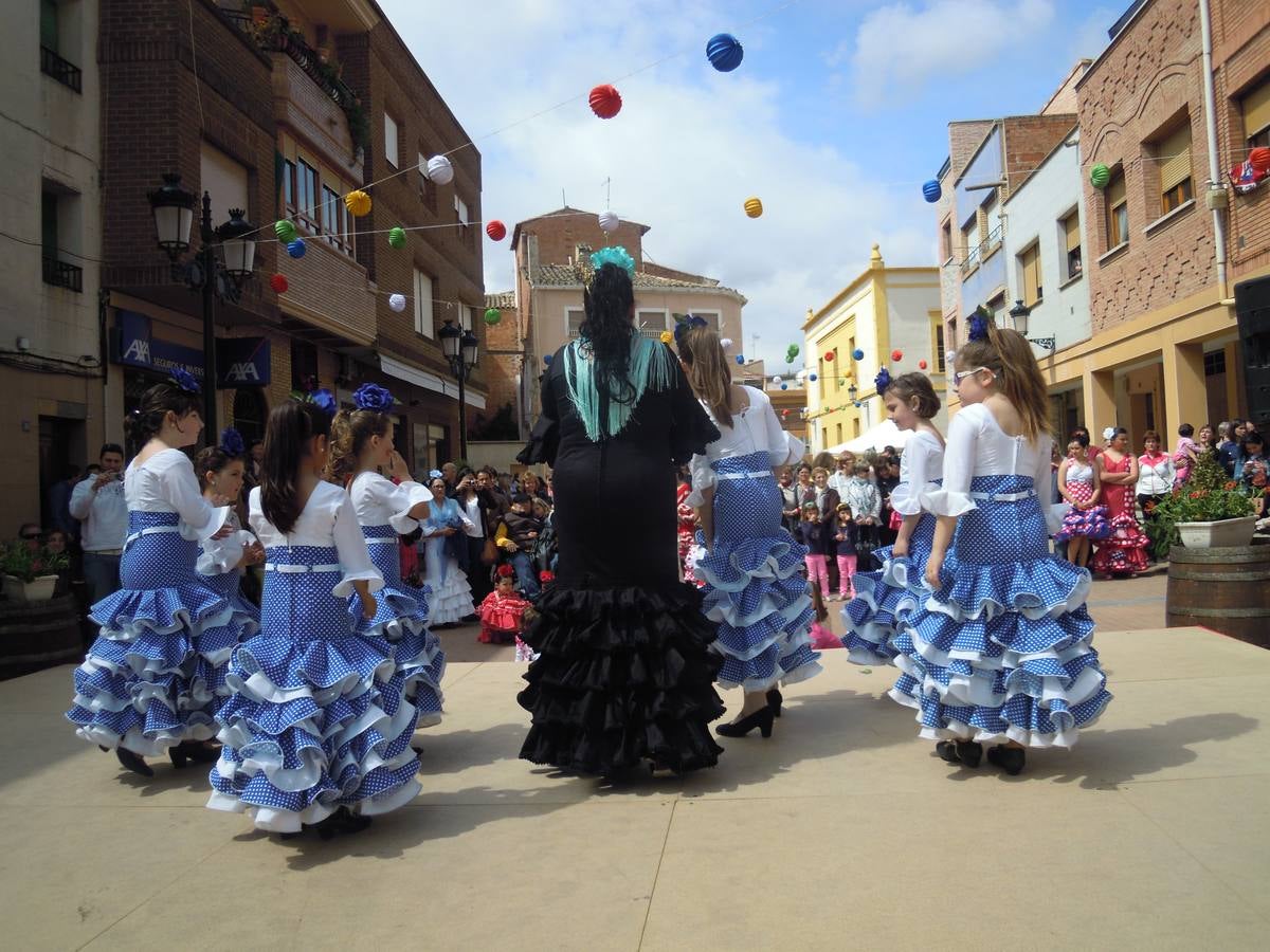 Los rinconeros bailan por sevillanas