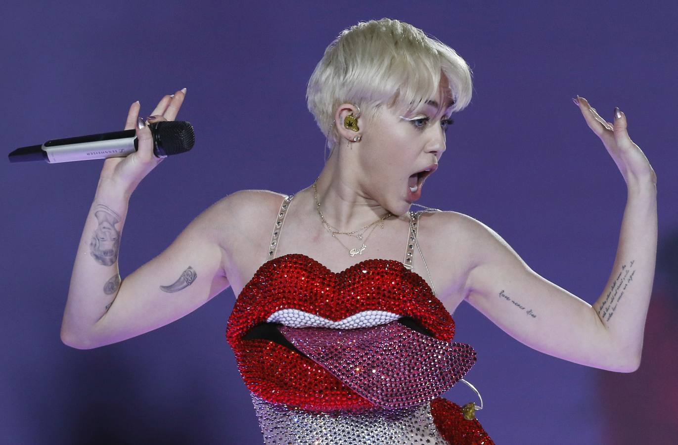 Miley Cyrus comienza su gira europea en Londres