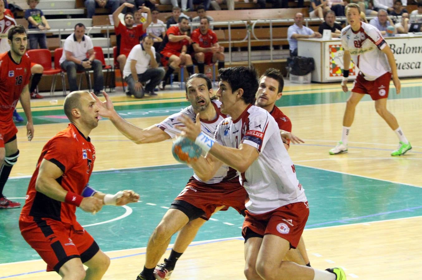 El Naturhouse celebra la victoria ante el Huesca que le da el pase a la Champions