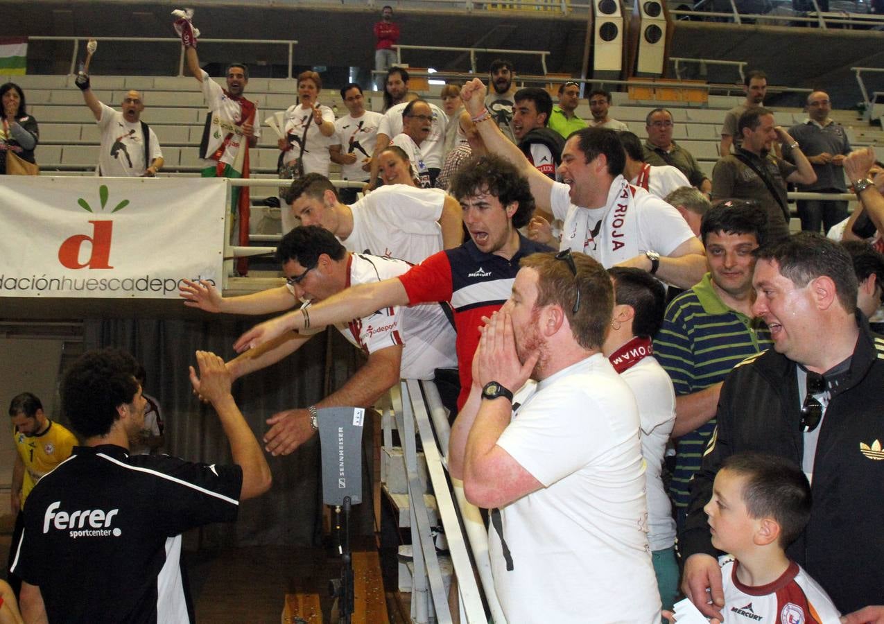 El Naturhouse celebra con el público la victoria ante el Huesca