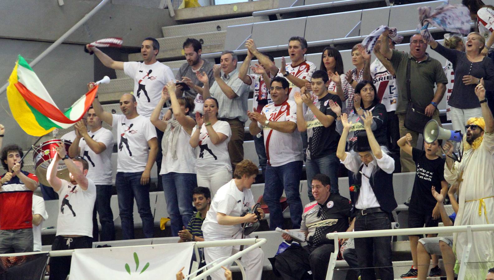 El Naturhouse celebra con el público la victoria ante el Huesca