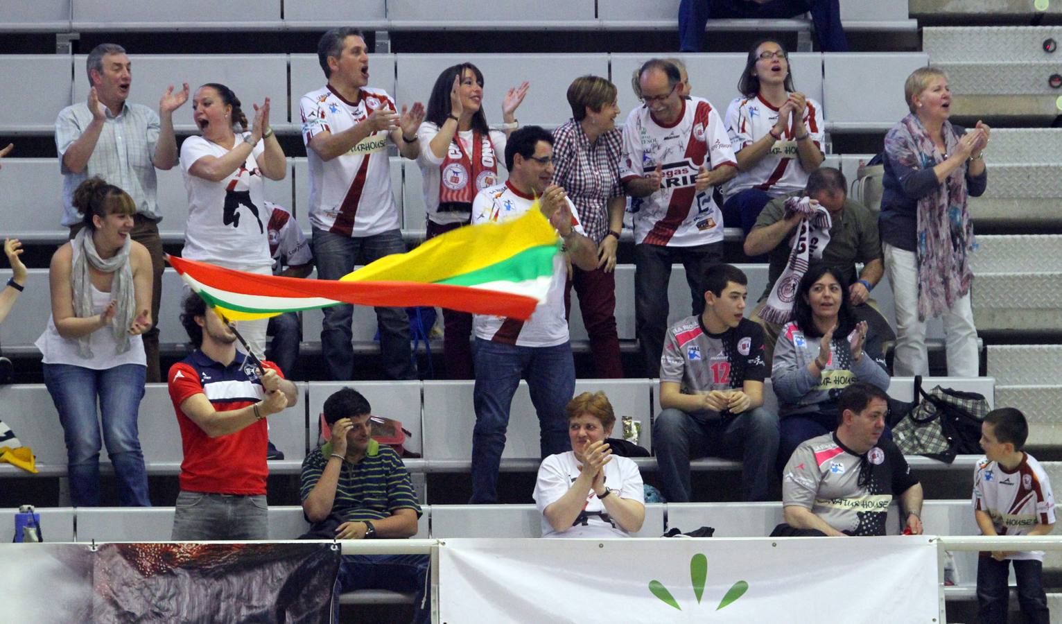 El Naturhouse celebra con el público la victoria ante el Huesca