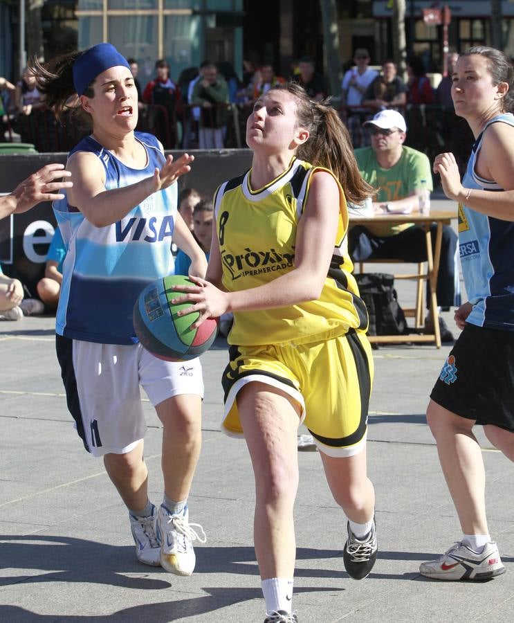 Logroño juega al baloncesto en el Ayuntamiento