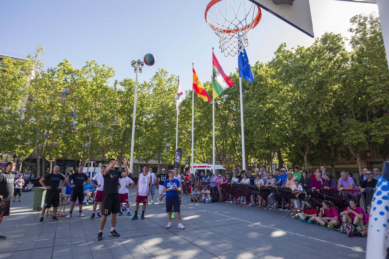 Logroño juega al baloncesto en el Ayuntamiento