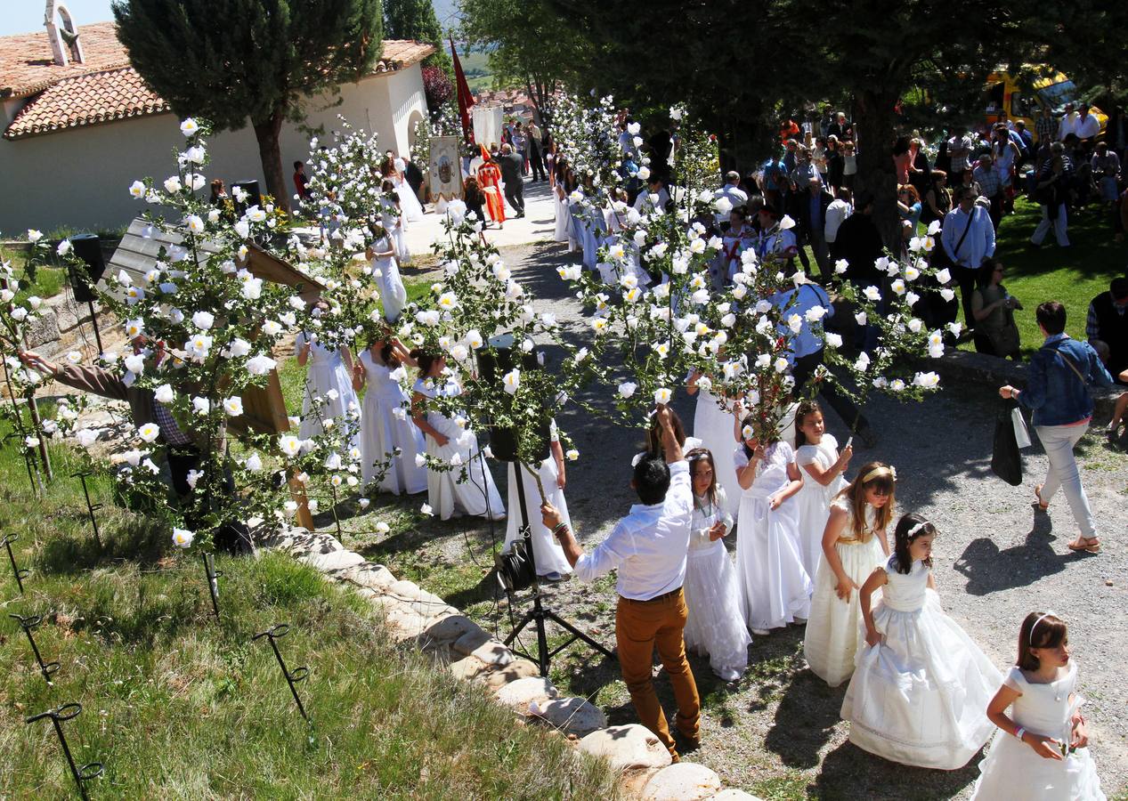 Las Doncellas procesionan en Sorzano