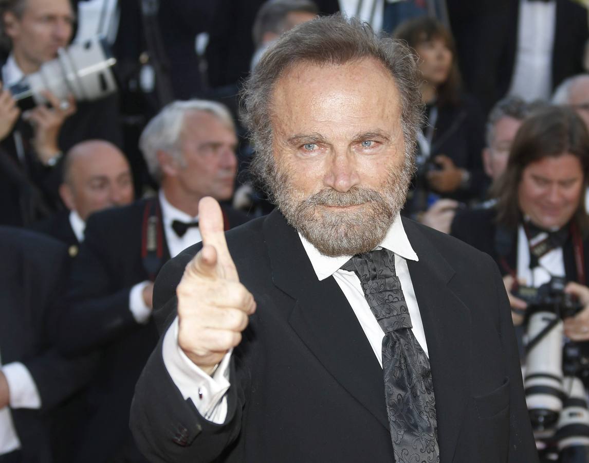 Franco Nero, actor italiano, saluda en la alfombra roja.