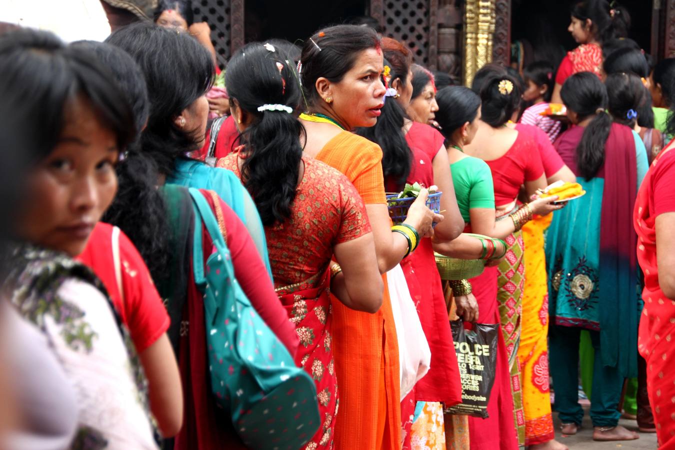 Mujeres haciendo cola para rezar en un templo de Patan (Napal).