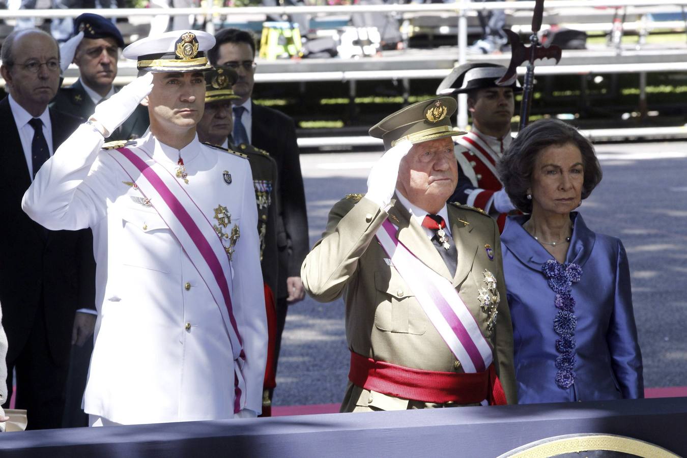 El Rey Juan Carlos y el Príncipe de Asturias, junto a la Reina Sofía.