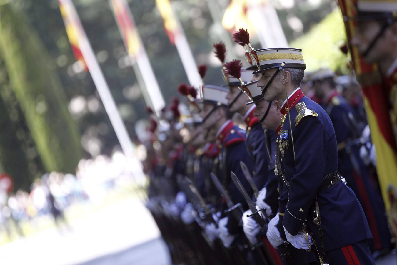 Una compañía de la Guardía Real rinde los Honores de Ordenanza antes del inicio del homenaje ante el monumento a los caídos en la madrileña plaza de la Lealtad.