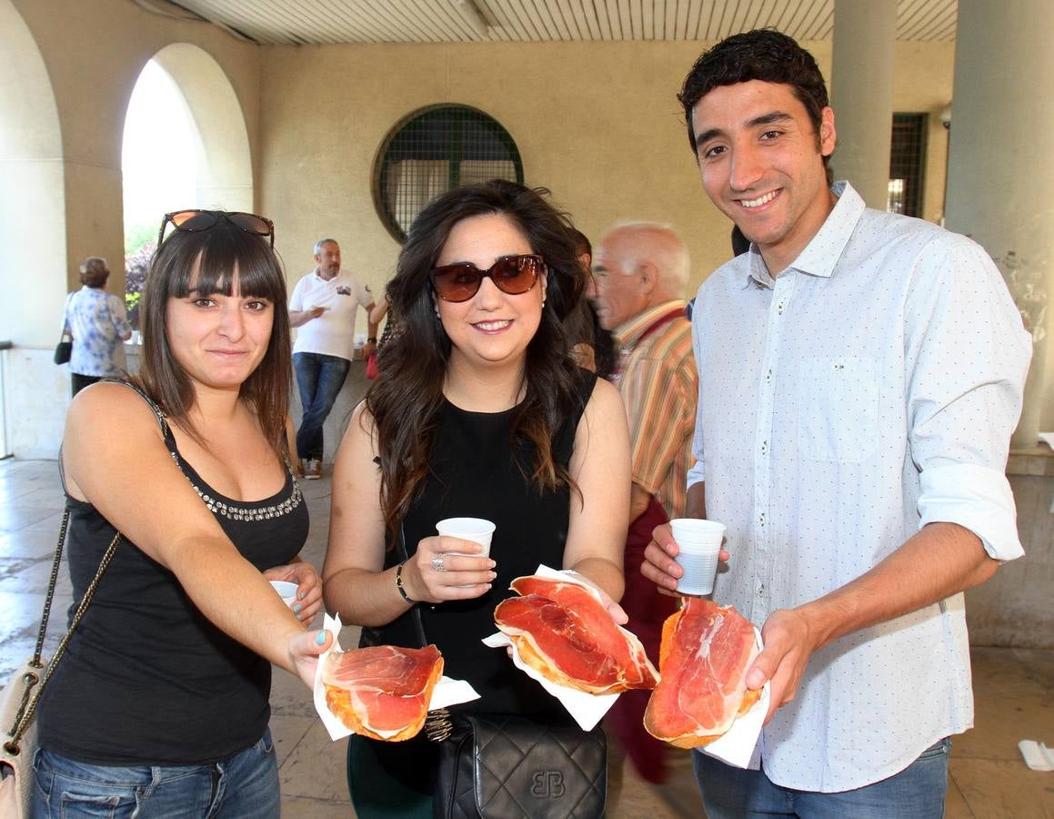 Los logroñeses disfrutan de las degustaciones, un clásico de las fiestas