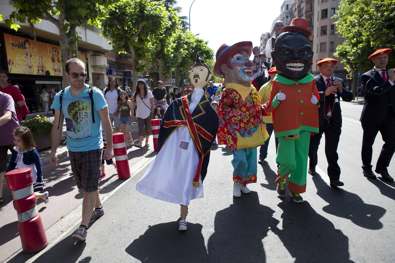 Los gigantes y cabezudos recorren el centro de Logroño