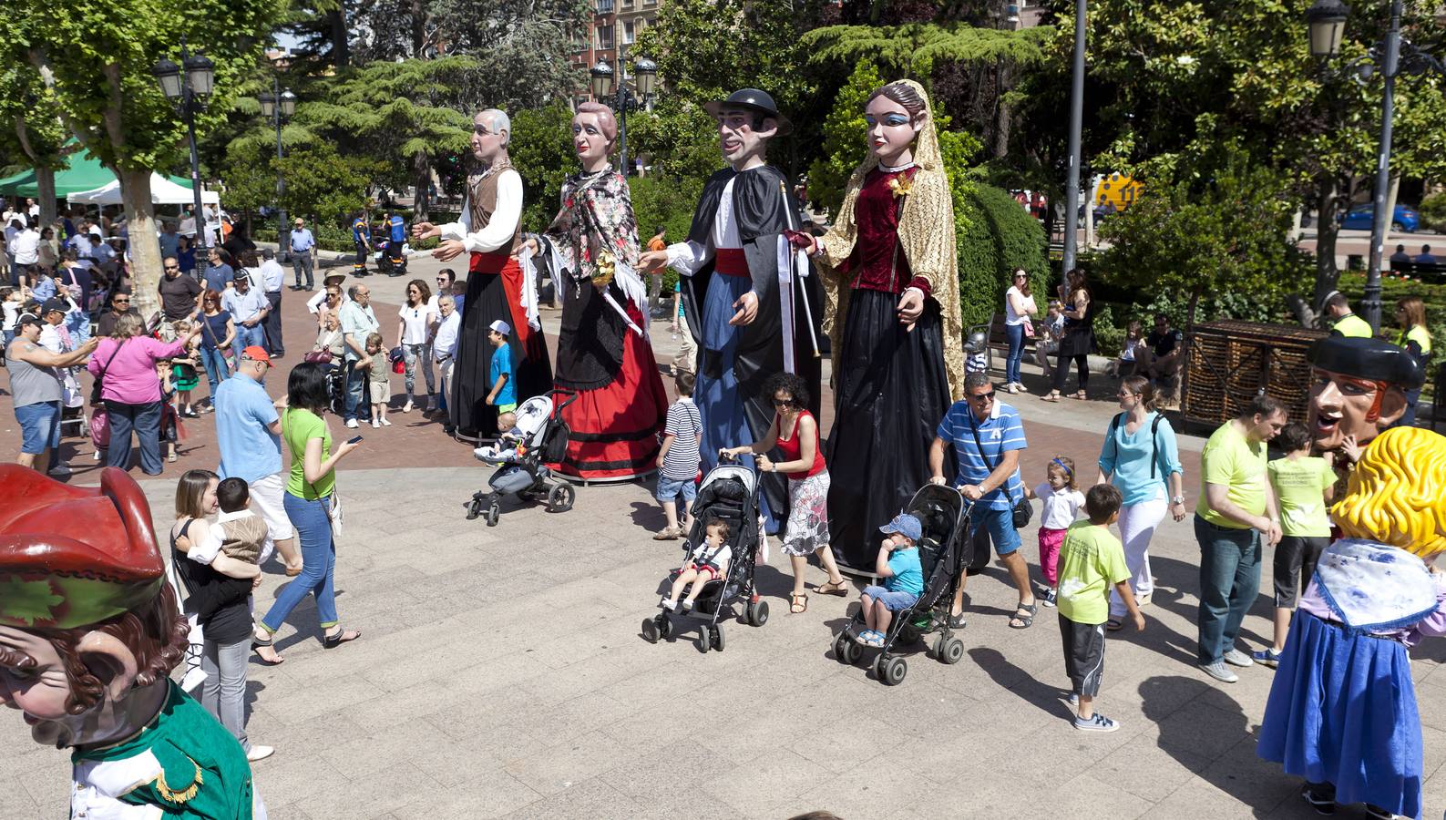 Los gigantes y cabezudos recorren el centro de Logroño