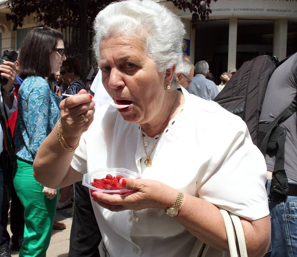 Degustación de fresas con vino en la calle Juan Lobo