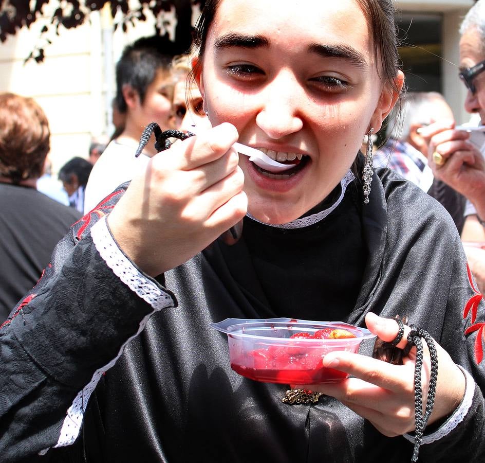 Degustación de fresas con vino en la calle Juan Lobo