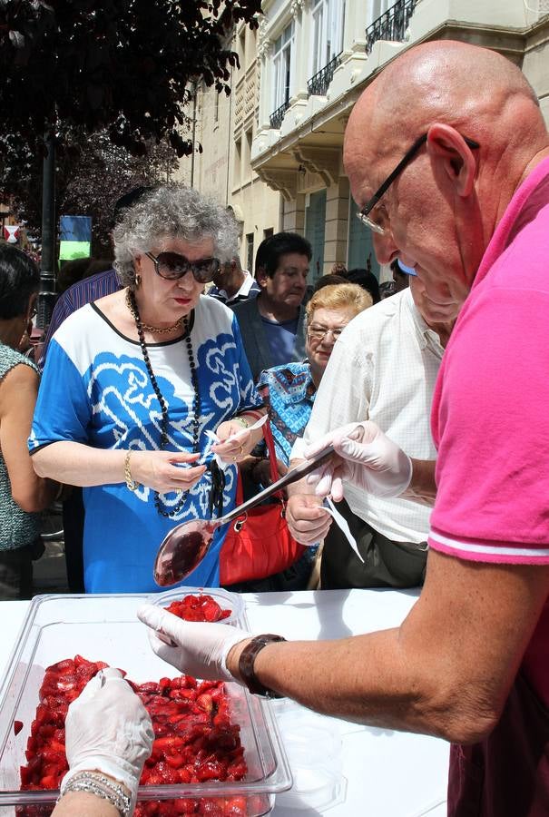 Degustación de fresas con vino en la calle Juan Lobo