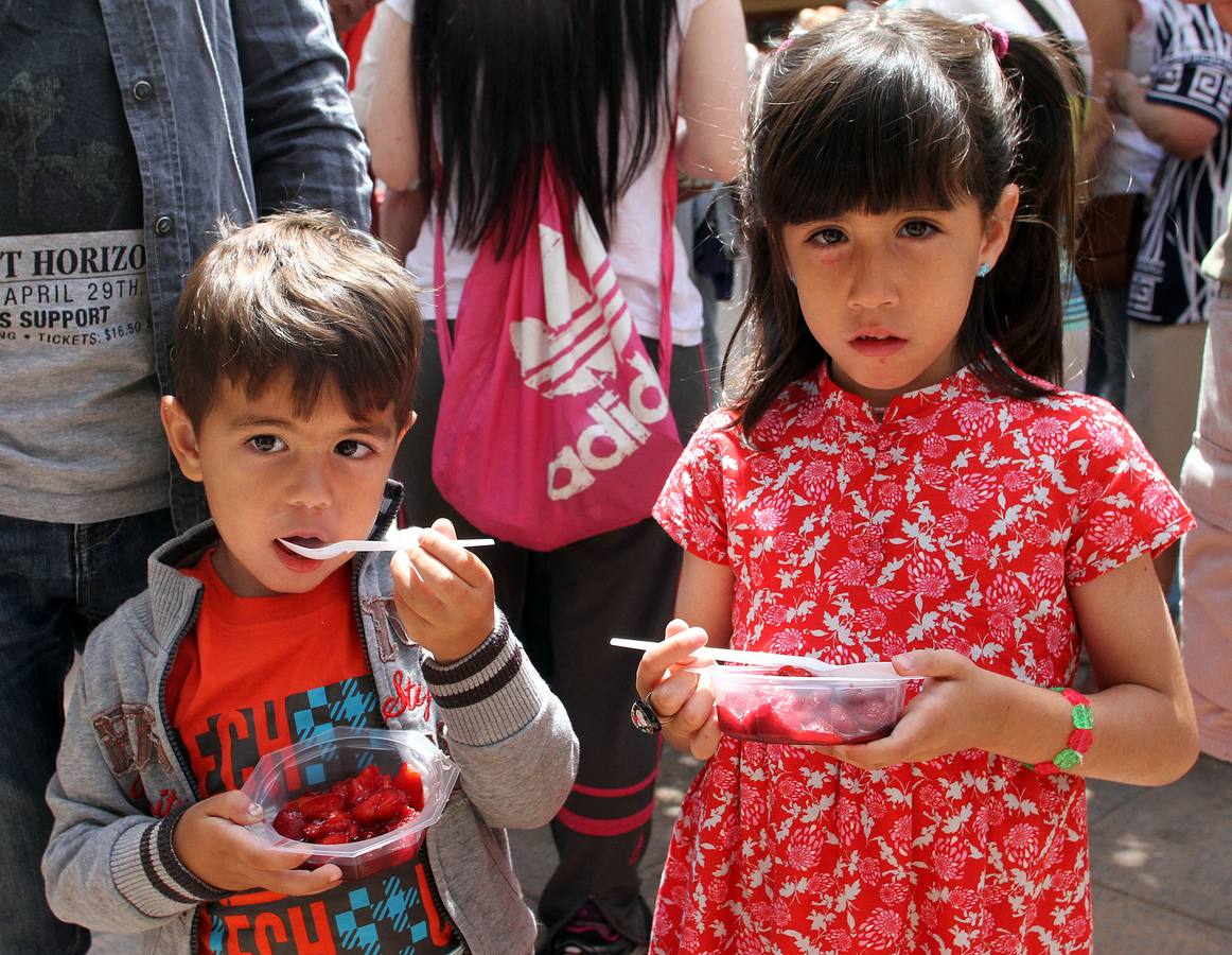 Degustación de fresas con vino en la calle Juan Lobo