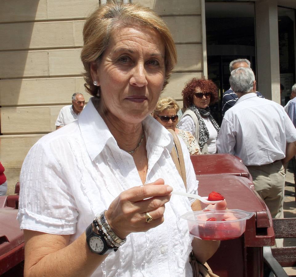 Degustación de fresas con vino en la calle Juan Lobo