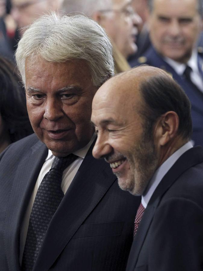 El expresidente del Gobierno Felipe González, junto al secretario general del PSOE, Alfredo Pérez Rubalcaba.