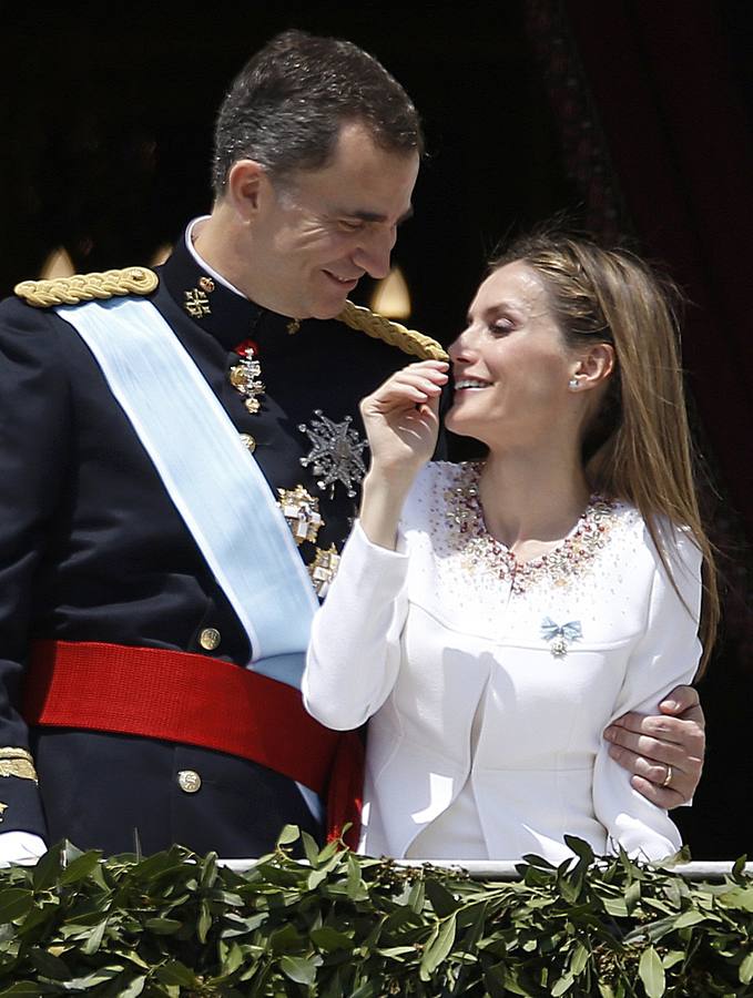 La Familia Real saluda desde el balcón del Palacio