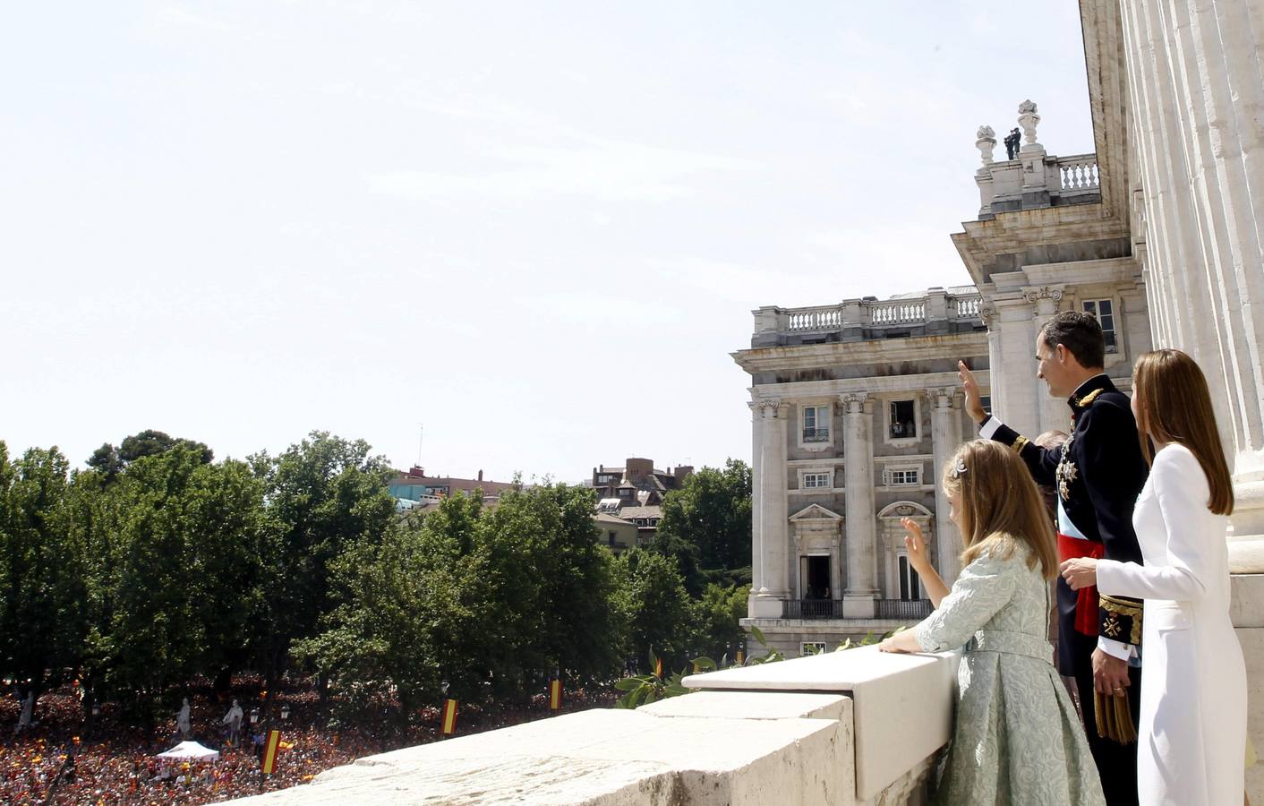 La Familia Real saluda desde el balcón del Palacio