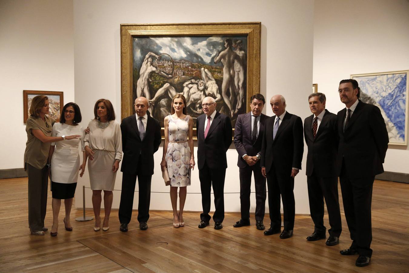 Primer acto en solitario de la reina Letizia. La reina Letizia posa junto a la alcaldesa de Madrid, Ana Botella; la secretaria general del PP, María Dolores de Cospedal; el presidente de la Comunidad de Madrid, Ignacio González; el ponente de la Constitución, José Pedro Pérez Llorca; el ministro de Educación, Cultura y Deporte, José Ignacio Wert; y el presidente del BBVA, Francisco González.