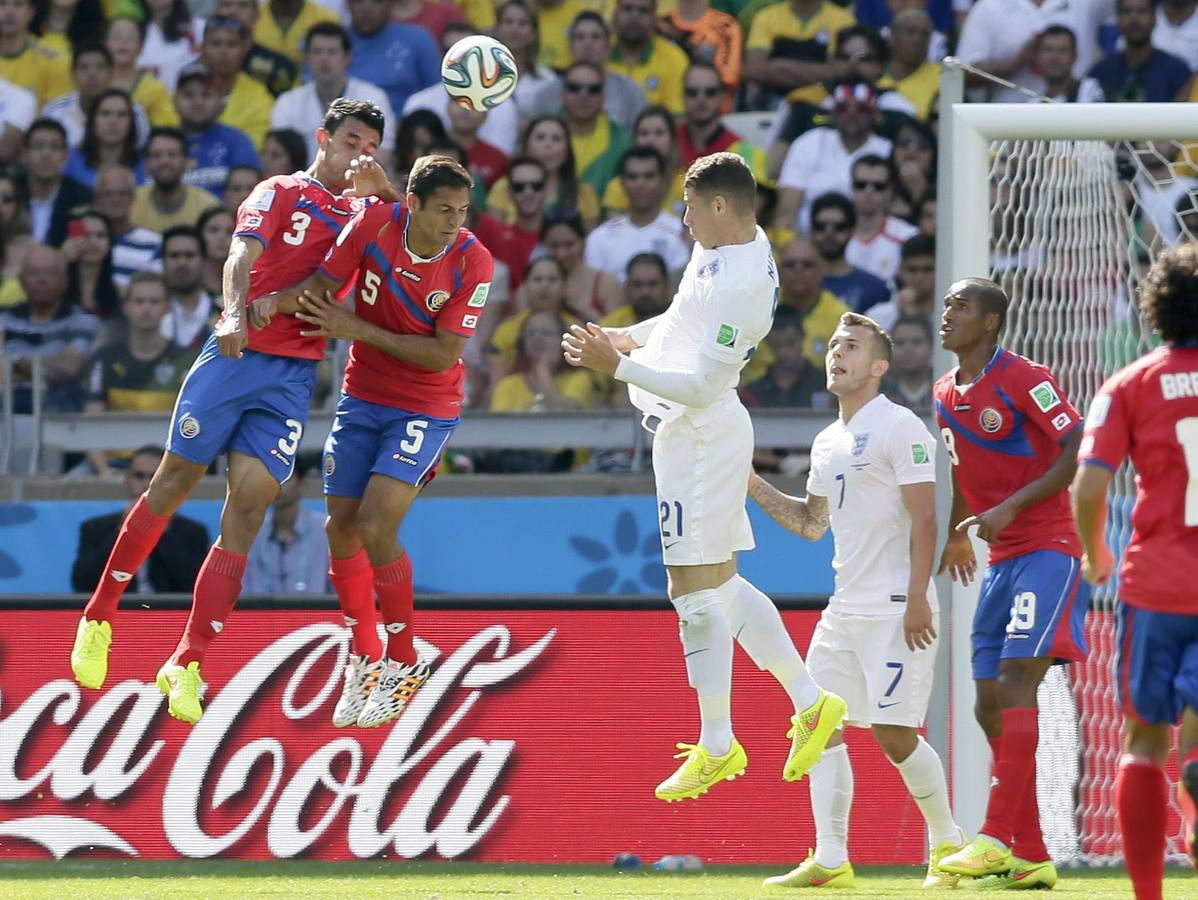 La defensa de Costa Rica intenta despejar un balón.