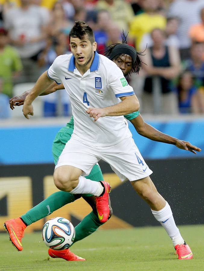 Manolas se lleva el balón.